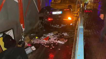 Yan yola uçan otomobil sürücüsü hayatını kaybetti, 1 yaralı