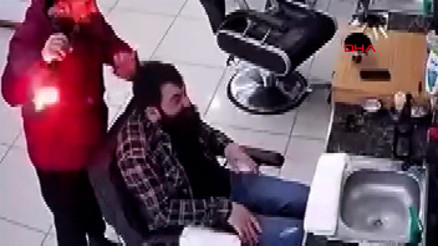 Beykozda kuaförün elindeki fön makinesi bir anda alev aldı