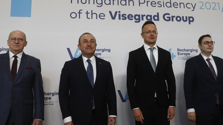 Bakan Çavuşoğlu, Vişegrad Grubu ile aile fotoğrafı çektirdi