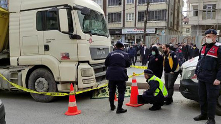 Eyüpsultanda feci kaza Hafriyat kamyonunun çarptığı kadın hayatını kaybetti