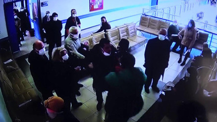 Hasta yakınının saldırısına uğrayan doktorun burnu kırıldı