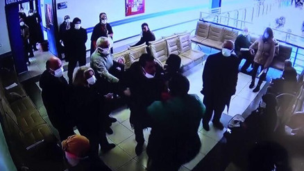 Hasta yakınının saldırısına uğrayan doktorun burnu kırıldı