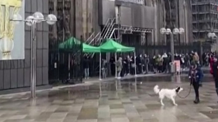 Almanyanın tarihi katedralinde aşı kuyruğu