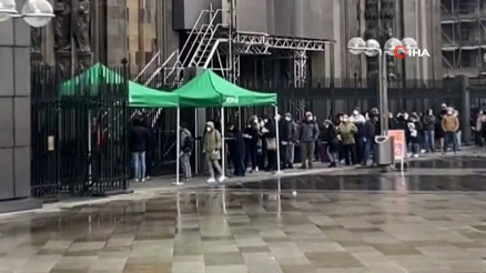 Kölnde tarihi katedralde aşı kuyruğu