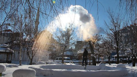 Hava sıcaklığı eksi 20leri gördü, havaya atılan kaynar su dondu