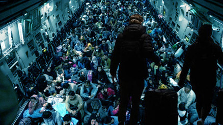 ABD ve Avrupanın yeni kabusu olacak Binlerce Afgan otellerde ve askeri birliklerde mahsur kaldı