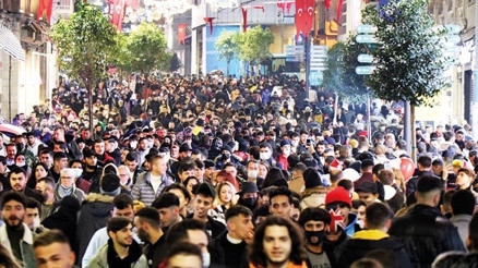 Bir geceliğine koronayı unuttuk