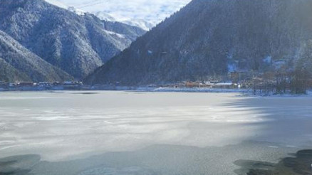 Uzungöl kısmen buz tuttu