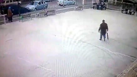 Emekli maaşını yolda düşürdü... Parayı bulan memurdan alkışlanacak hareket