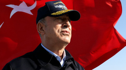 Bakan Akardan Yunanistana sert tepki: Yanlış hesap yapmayın, oturun oturduğunuz yerde