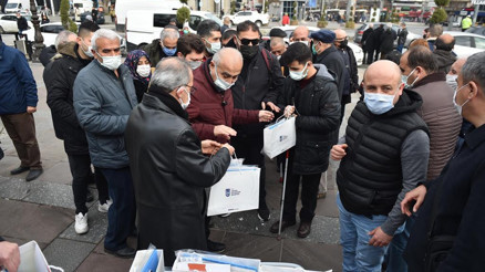 Beyaz baston ve Braille alfabeli tablet verildi