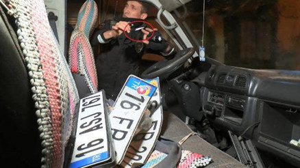 Çalıntı araçla şehir turu Patlak lastikle polisten 25 kilometre kaçtılar Çalıntı araçla şehir turu Patlak lastikle polisten 25 kilometre kaçtılar