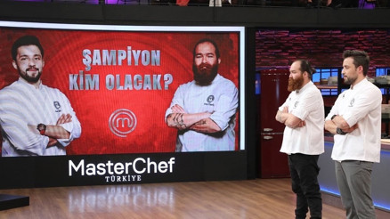 MASTERCHEF KİM KAZANDI 2021 Masterchef şampiyonu ve birincisi hangi etapta kaç puan aldı 7 puan farkla birinci oldu MASTERCHEF KİM KAZANDI 2021 Masterchef şampiyonu ve birincisi hangi etapta kaç puan aldı 7 puan farkla birinci oldu