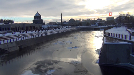Termometreler eksi 16yı gördü, Kars buz kesti