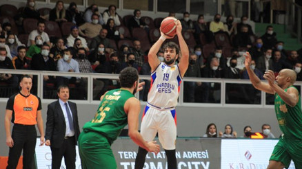 Anadolu Efes deplasmanda farklı kazandı