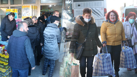 Saatler kala akın ettiler Adeta bir birleriyle yarıştılar... Bagajları doldurup ayrıldılar