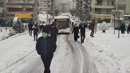 Şanlıurfaya 3 yıl sonra kar yağdı, kent beyaza büründü