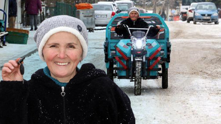 Hurda topladığı motosikleti çalınan kadına Bakan Kurumdan hediye