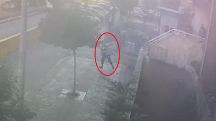 Annesini gasp ettiği öne sürülen genç kızdan karakola taşlı saldırı: 3 polis şikayetçi oldu Annesini gasp ettiği öne sürülen genç kızdan karakola taşlı saldırı: 3 polis şikayetçi oldu