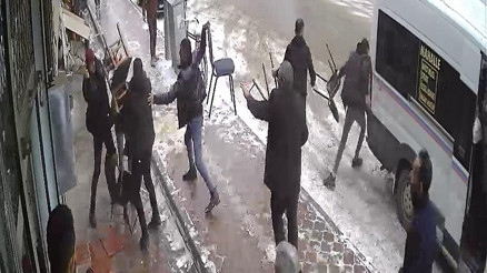 Ortalığı savaş alanına çevirdiler: Bıçak, taş, sandalye...