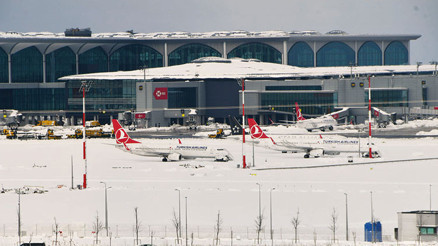 Uçuşlar durdu, yolcular terminalde geceledi