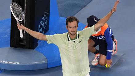 Medvedev, 2-0 geriden gelip yarı finale çıktı