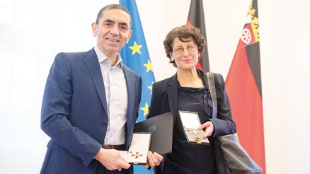 Uğur Şahin’e sordular: Aşının rengi neden gri