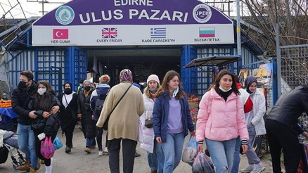 Güneşli havayı fırsat bilen vatandaşlar çarşı ve pazara akın etti