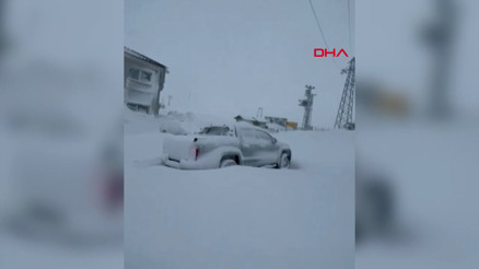 Saklıkentte park halindeki araçlar kara gömüldü