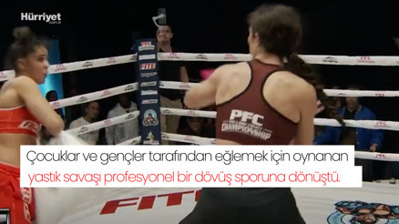 Yastık savaşı spor oldu: Eline yastığını alan rakibini tek vuruşta uyutmaya çalışıyor