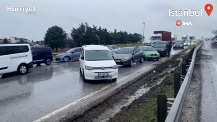 Kayganlaşan yolda makası kırılan TIR yan dönerek trafiği kapattı
