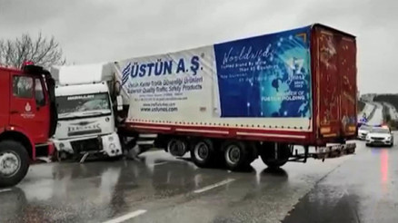 Son dakika... Büyükçekmecede TIR yan döndü, trafik kapandı