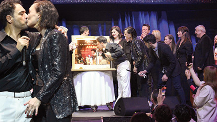 Uğur Aslan yeni yaşını sahnede kutladı... Sema Ergenekondan iyi ki doğdun öpücüğü