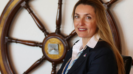 Anneannesinin diktiği yelkenle başladı, olimpiyatlardaki ilk kadın başhakem oldu