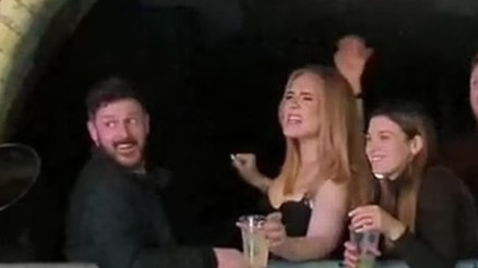 Adele dayanamadı, sütyenine kadar soyundu