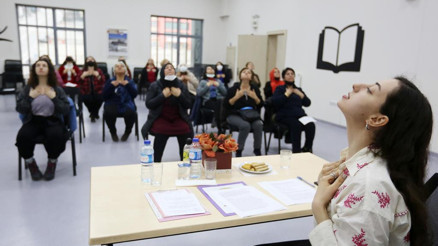 Atölyede yüz yogası