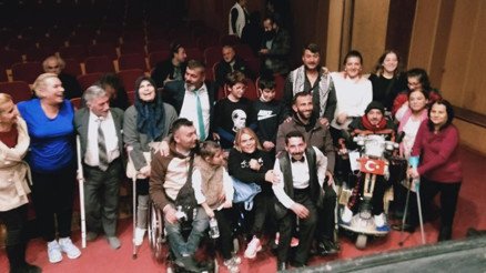 Tiyatroda oyuncu pazarda ise esnaf