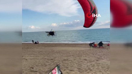 Paramotor yere çakıldı Sahilde oturan aile çocukları ile son anda kurtuldu