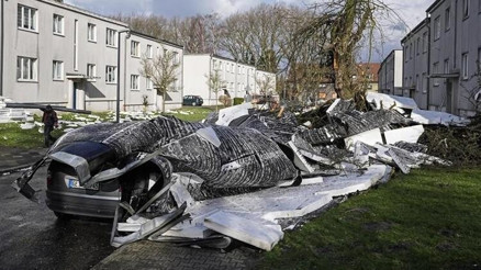 Almanyada fırtına nedeniyle uçuşlar iptal edildi, okullar kapandı