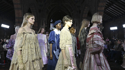 Londra Moda Haftası’nda Bora Aksu rüzgârı