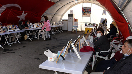 Evlat nöbetindeki abla: Engelli kardeşimi almadan asla buradan kalkmayacağız