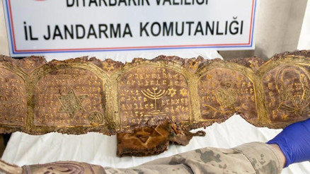 İbranice el yazmalı kitap ve fermanı 20 bin dolara satarken yakalandılar