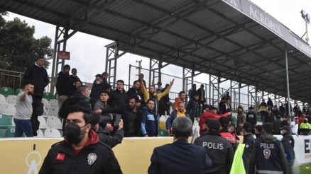 Tribünden inip top toplayıcısına saldırdı