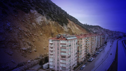 Mahallelinin heyelan kâbusu: Dev kayalar düşüyor