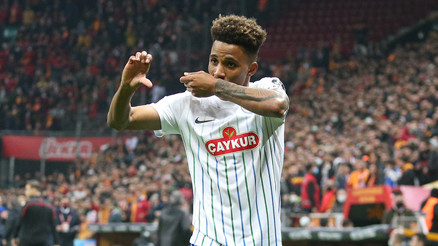 Galatasaray - Çaykur Rizespor maçında Gedsona taraftar tepkisi İlk golünü G.Saraya frikikten attı, Beşiktaş taraftarı...