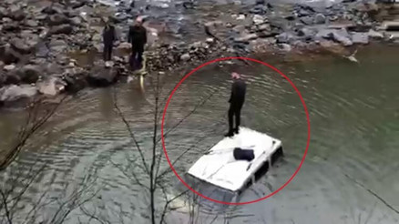 Suya gömülen aracının üzerinde kurtarılmayı bekledi