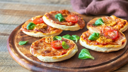 Pizza poğaça tarifi: Kabarmalara doymayan pizza poğaça nasıl yapılır