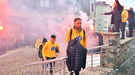 Taraftar coştu meşaleler yandı