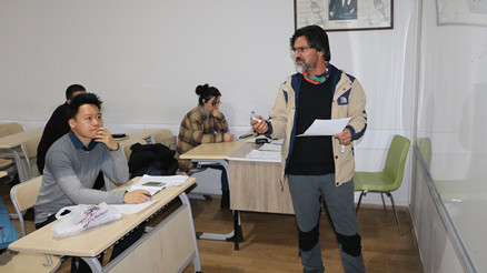 Çinli turist Yüksekovada Farsça öğreniyor