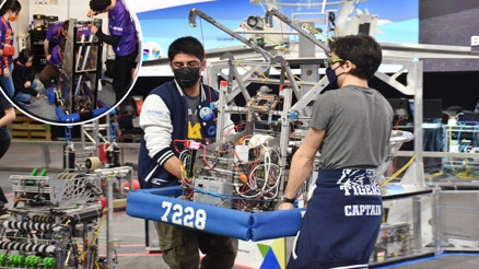 Liseliler robotlarıyla yarışıyor